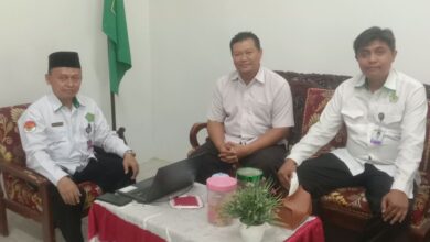 Tiga pengurus Majelis Dikdasmen PCM Karanggede dan pimpinan MTsN 13 Boyolali duduk bersama saat silaturahmi di ruang tamu madrasah.