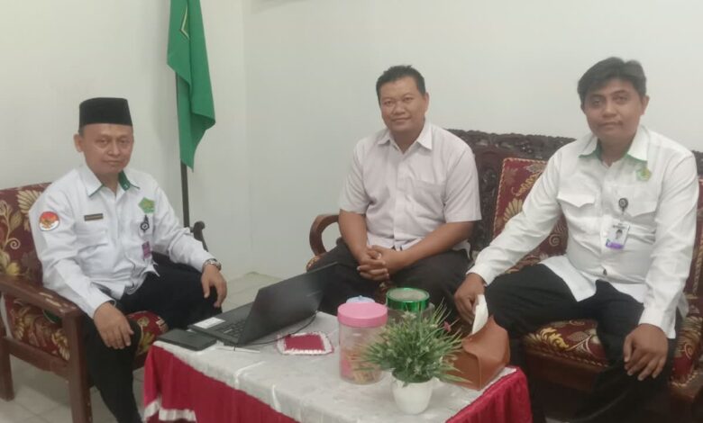 Tiga pengurus Majelis Dikdasmen PCM Karanggede dan pimpinan MTsN 13 Boyolali duduk bersama saat silaturahmi di ruang tamu madrasah.