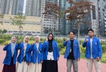 Delegasi mahasiswa UMP mengenakan jas almamater biru berpose bersama di kawasan KLCC Kuala Lumpur Malaysia dalam ajang Huffaz Leadership Camp 2026.