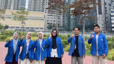 Delegasi mahasiswa UMP mengenakan jas almamater biru berpose bersama di kawasan KLCC Kuala Lumpur Malaysia dalam ajang Huffaz Leadership Camp 2026.