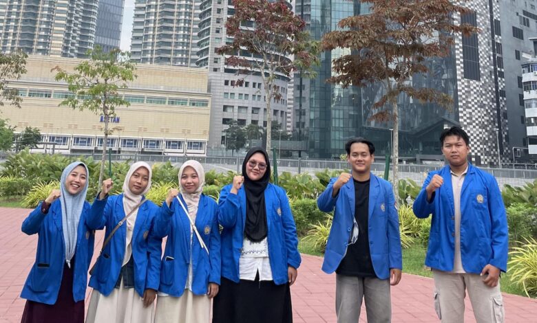 Delegasi mahasiswa UMP mengenakan jas almamater biru berpose bersama di kawasan KLCC Kuala Lumpur Malaysia dalam ajang Huffaz Leadership Camp 2026.