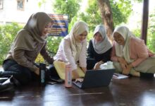 Mahasiswa UNIMUS membawa tumbler atau botol minum isi ulang saat beraktivitas di lingkungan kampus sebagai bentuk dukungan gerakan kampus ramah lingkungan.