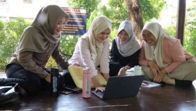Mahasiswa UNIMUS membawa tumbler atau botol minum isi ulang saat beraktivitas di lingkungan kampus sebagai bentuk dukungan gerakan kampus ramah lingkungan.