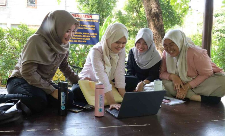 Mahasiswa UNIMUS membawa tumbler atau botol minum isi ulang saat beraktivitas di lingkungan kampus sebagai bentuk dukungan gerakan kampus ramah lingkungan.