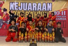 Para atlet pesilat SMPN 2 Nalumsari berfoto bersama piala Juara Umum Kejurda VII Tapak Suci Jepara