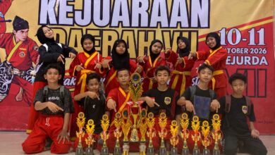 Para atlet pesilat SMPN 2 Nalumsari berfoto bersama piala Juara Umum Kejurda VII Tapak Suci Jepara