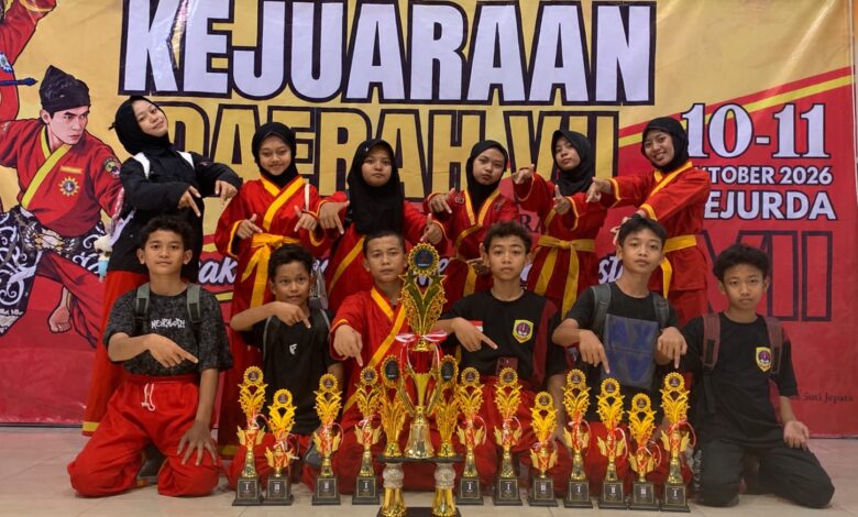 Para atlet pesilat SMPN 2 Nalumsari berfoto bersama piala Juara Umum Kejurda VII Tapak Suci Jepara