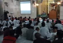 KH Sudirman membeberkan 10 prinsip ibadah di hadapan ratusan santri di Masjid Takmirul Muhammadiyah Makassar