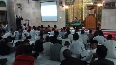 KH Sudirman membeberkan 10 prinsip ibadah di hadapan ratusan santri di Masjid Takmirul Muhammadiyah Makassar