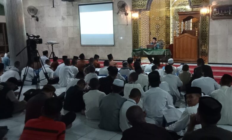 KH Sudirman membeberkan 10 prinsip ibadah di hadapan ratusan santri di Masjid Takmirul Muhammadiyah Makassar