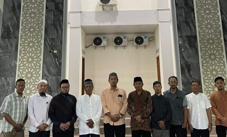 Pengurus PCM Moga Pemalang foto bersama pengurus Pesantren Lansia Masjid At Taqwa Ngaliyan Semarang saat studi tiru lansia tangguh