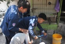 Mahasiswa Kesehatan Masyarakat UMS mempraktikkan cara membuat lubang resapan biopori menggunakan alat bor tanah manual di Desa Purwogondo.
