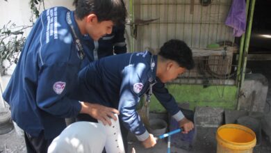 Mahasiswa Kesehatan Masyarakat UMS mempraktikkan cara membuat lubang resapan biopori menggunakan alat bor tanah manual di Desa Purwogondo.