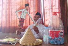 Ustaz Dwi Jatmiko memegang Wayang Sak Semen Press dan botol plastik untuk sosialisasi pengelolaan sampah di SD Muhammadiyah 1 Solo.