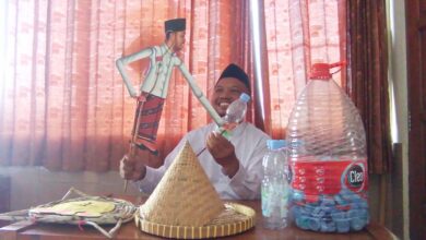 Ustaz Dwi Jatmiko memegang Wayang Sak Semen Press dan botol plastik untuk sosialisasi pengelolaan sampah di SD Muhammadiyah 1 Solo.