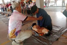 Peserta mengikuti pelatihan edukasi kegawatdaruratan Bantuan Hidup Dasar (BHD) menggunakan manekin di Borobudur Magelang