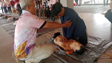 Peserta mengikuti pelatihan edukasi kegawatdaruratan Bantuan Hidup Dasar (BHD) menggunakan manekin di Borobudur Magelang