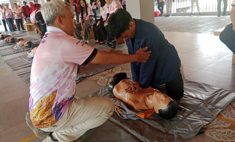 Peserta mengikuti pelatihan edukasi kegawatdaruratan Bantuan Hidup Dasar (BHD) menggunakan manekin di Borobudur Magelang