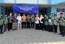 Rombongan PCM Rawamangun dan pengelola sekolah unggulan Muhammadiyah SMP UMP berfoto bersama di halaman sekolah.