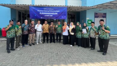 Rombongan PCM Rawamangun dan pengelola sekolah unggulan Muhammadiyah SMP UMP berfoto bersama di halaman sekolah.