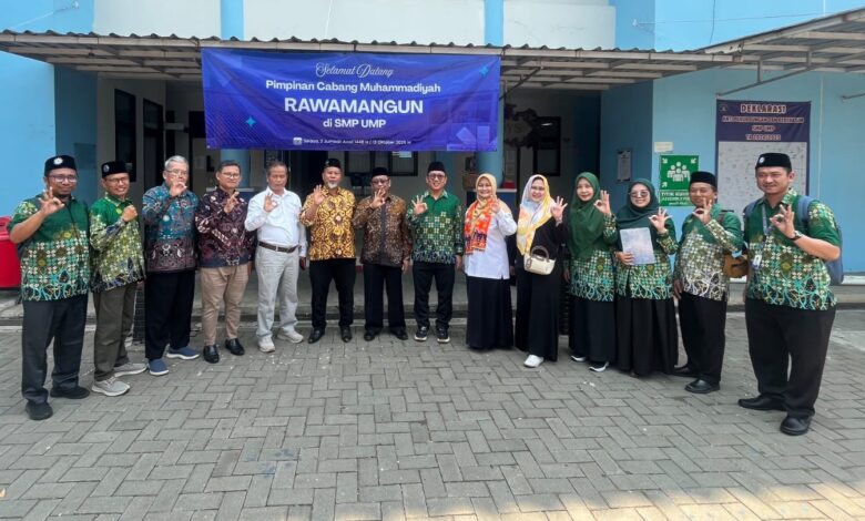 Rombongan PCM Rawamangun dan pengelola sekolah unggulan Muhammadiyah SMP UMP berfoto bersama di halaman sekolah.