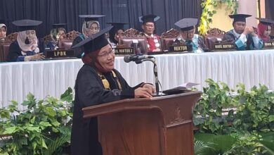 Rektor UMPP Dr. Nur Izzah menyampaikan sambutan dan dorongan bagi lulusan diploma pada Wisuda UMPP Pekalongan ke-11.