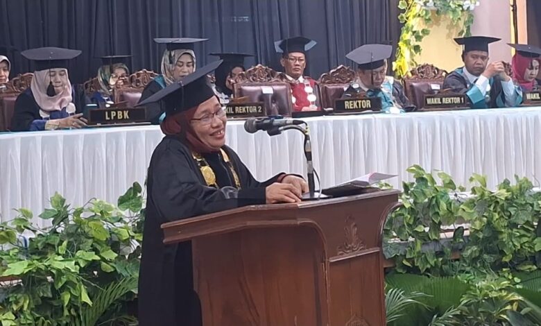 Rektor UMPP Dr. Nur Izzah menyampaikan sambutan dan dorongan bagi lulusan diploma pada Wisuda UMPP Pekalongan ke-11.