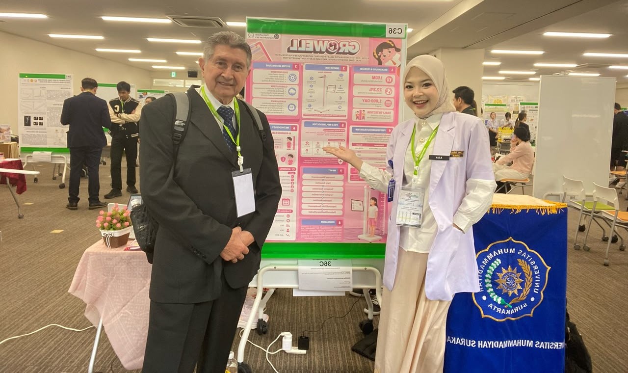 Aswa Arsa Kumala mahasiswa FK UMS mengenakan jas dokter muda memperlihatkan poster inovasi deteksi stunting GROWELL bersama juri internasional di ajang BMEIIF 2026.
