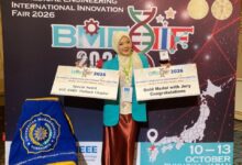 Aswa Arsa Kumala mahasiswa FK UMS memegang sertifikat Gold Medal with Jury Congratulations dan Special Award BMEIIF 2026 atas inovasi deteksi stunting GROWELL di Fukuoka Japan.