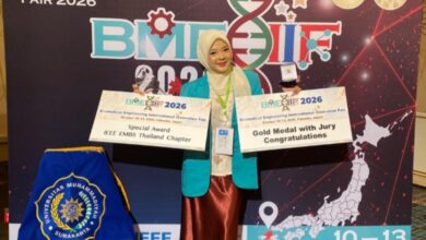 Aswa Arsa Kumala mahasiswa FK UMS memegang sertifikat Gold Medal with Jury Congratulations dan Special Award BMEIIF 2026 atas inovasi deteksi stunting GROWELL di Fukuoka Japan.