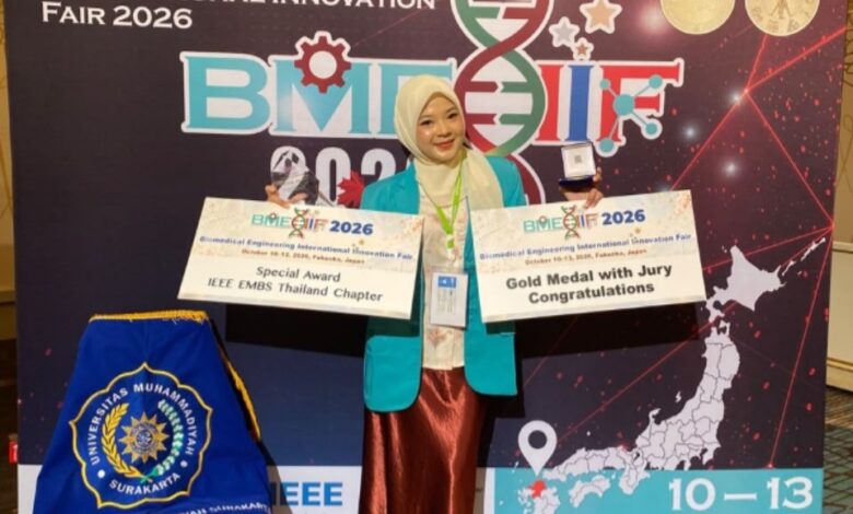 Aswa Arsa Kumala mahasiswa FK UMS memegang sertifikat Gold Medal with Jury Congratulations dan Special Award BMEIIF 2026 atas inovasi deteksi stunting GROWELL di Fukuoka Japan.