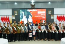 Para finalis Putra Putri Lawu 2026 termasuk mahasiswa UMS foto bersama dalam sesi technical meeting pembekalan di Ruang Anthurium Bupati Karanganyar.