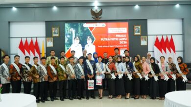 Para finalis Putra Putri Lawu 2026 termasuk mahasiswa UMS foto bersama dalam sesi technical meeting pembekalan di Ruang Anthurium Bupati Karanganyar.
