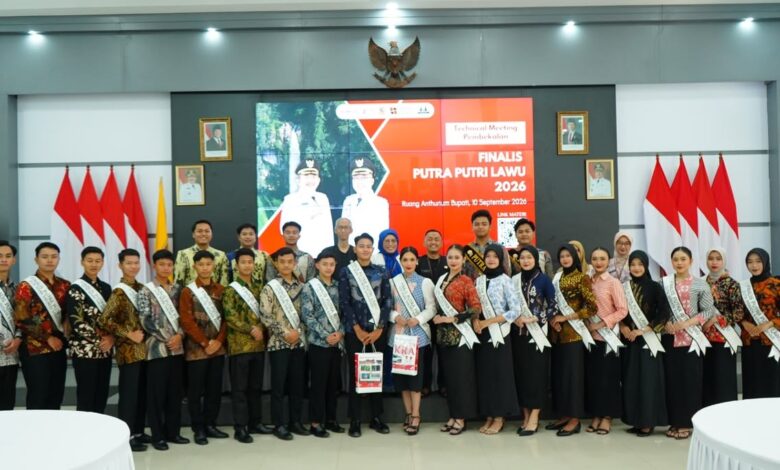 Para finalis Putra Putri Lawu 2026 termasuk mahasiswa UMS foto bersama dalam sesi technical meeting pembekalan di Ruang Anthurium Bupati Karanganyar.