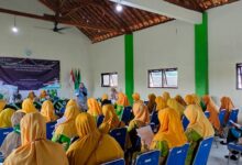 Tim pengabdian masyarakat UMS memberikan edukasi cara olah minyak jelantah di hadapan peserta ibu-ibu PCA Gatak Sukoharjo.
