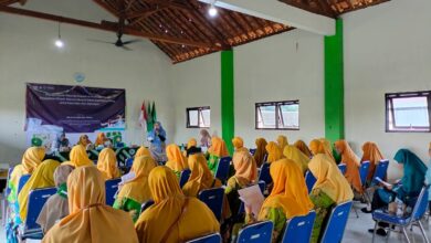 Tim pengabdian masyarakat UMS memberikan edukasi cara olah minyak jelantah di hadapan peserta ibu-ibu PCA Gatak Sukoharjo.
