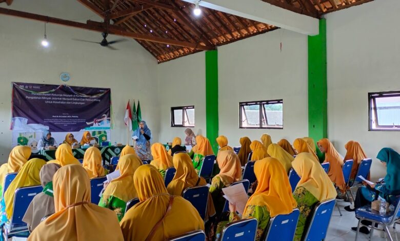 Tim pengabdian masyarakat UMS memberikan edukasi cara olah minyak jelantah di hadapan peserta ibu-ibu PCA Gatak Sukoharjo.