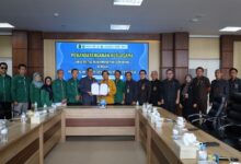 Rektor UNIMUS Prof Masrukhi dan Ketua PN Semarang Dr Salman Alfarasi menunjukkan dokumen MoU kerja sama kedokteran forensik dan hukum di UNIMUS Semarang