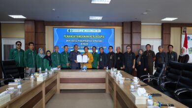 Rektor UNIMUS Prof Masrukhi dan Ketua PN Semarang Dr Salman Alfarasi menunjukkan dokumen MoU kerja sama kedokteran forensik dan hukum di UNIMUS Semarang