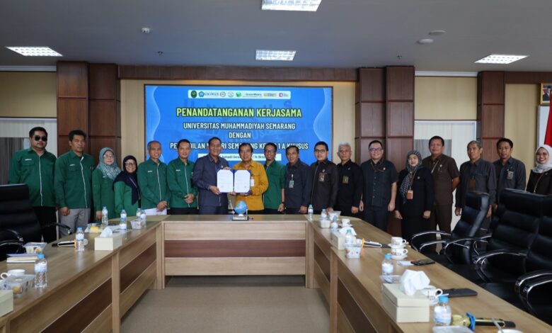 Rektor UNIMUS Prof Masrukhi dan Ketua PN Semarang Dr Salman Alfarasi menunjukkan dokumen MoU kerja sama kedokteran forensik dan hukum di UNIMUS Semarang