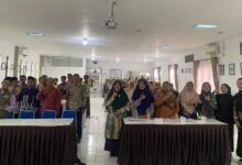 Peserta seminar bedah buku Compassionate Education foto bersama di Aula RS PKU Muhammadiyah Temanggung.