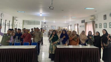 Peserta seminar bedah buku Compassionate Education foto bersama di Aula RS PKU Muhammadiyah Temanggung.