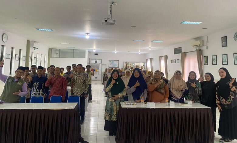 Peserta seminar bedah buku Compassionate Education foto bersama di Aula RS PKU Muhammadiyah Temanggung.