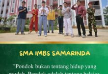 Para santri Pesantren Istiqomah Muhammadiyah Samarinda dengan berbagai seragam kegiatan berdiri di depan gedung SMA IMBS Samarinda.