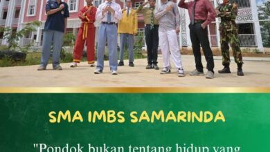 Para santri Pesantren Istiqomah Muhammadiyah Samarinda dengan berbagai seragam kegiatan berdiri di depan gedung SMA IMBS Samarinda.