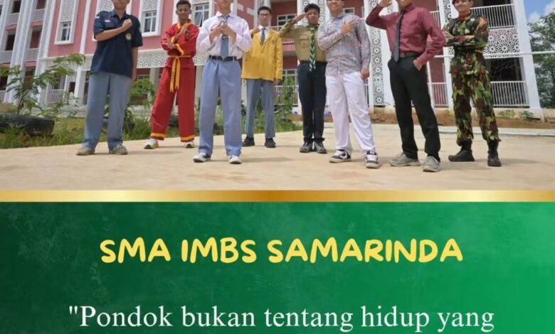 Para santri Pesantren Istiqomah Muhammadiyah Samarinda dengan berbagai seragam kegiatan berdiri di depan gedung SMA IMBS Samarinda.