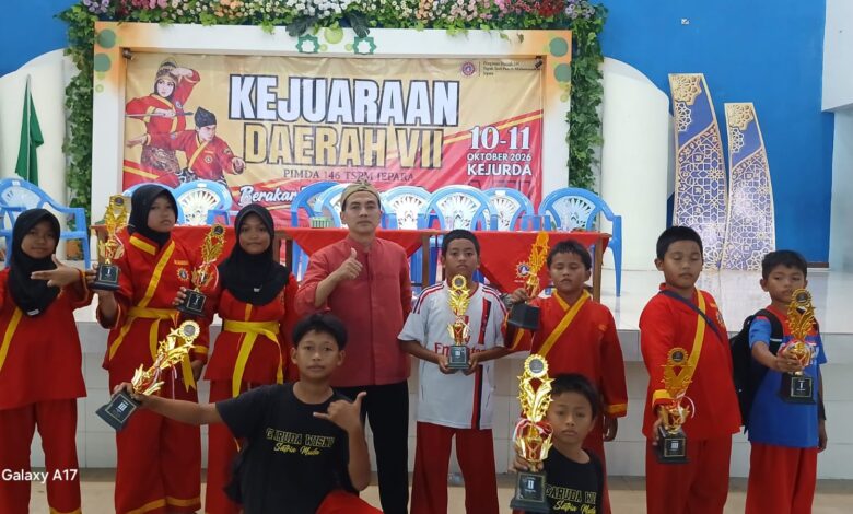Santri Madin Al Ishlah Dorang berfoto bersama pelatih sambil memegang piala kejuaraan pada Kejurda Tapak Suci Jepara 2026.