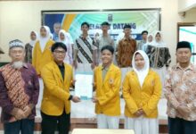 Penyerahan berkas SK pelantikan PC IPM Cilacap Selatan oleh pimpinan daerah IPM Cilacap di Aula SMP Mutu Plus Cilacap.