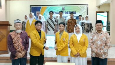 Penyerahan berkas SK pelantikan PC IPM Cilacap Selatan oleh pimpinan daerah IPM Cilacap di Aula SMP Mutu Plus Cilacap.