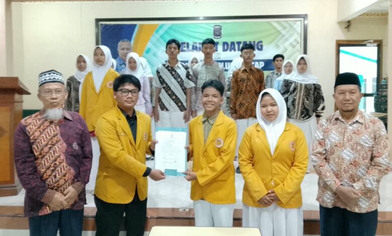 Penyerahan berkas SK pelantikan PC IPM Cilacap Selatan oleh pimpinan daerah IPM Cilacap di Aula SMP Mutu Plus Cilacap.